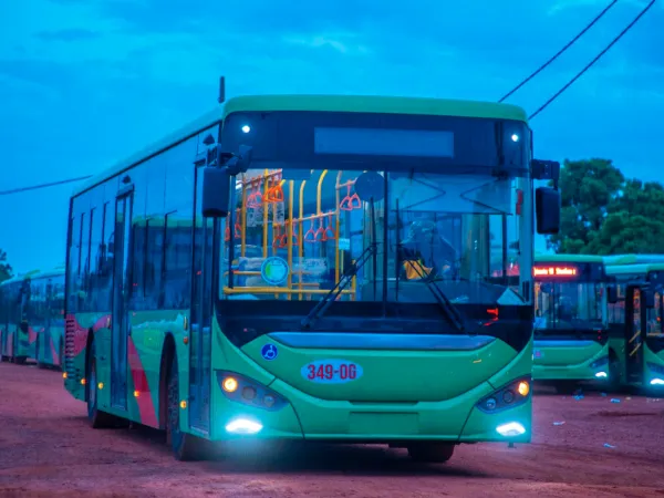 Bus SOTRACO de nuit phares allumés