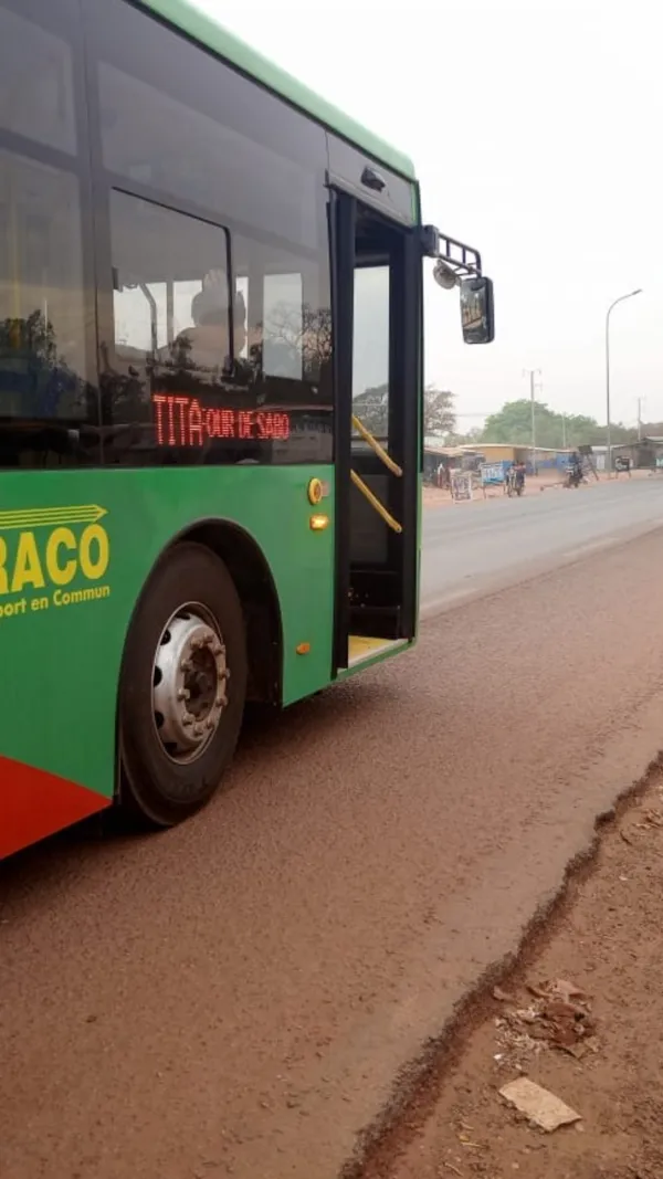 Bus SOTRACO en route vers un arrêt