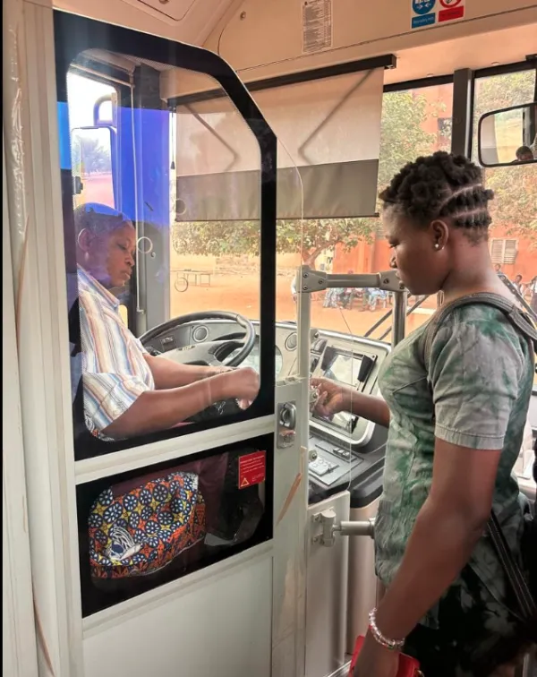 Passagère validant son ticket dans le bus